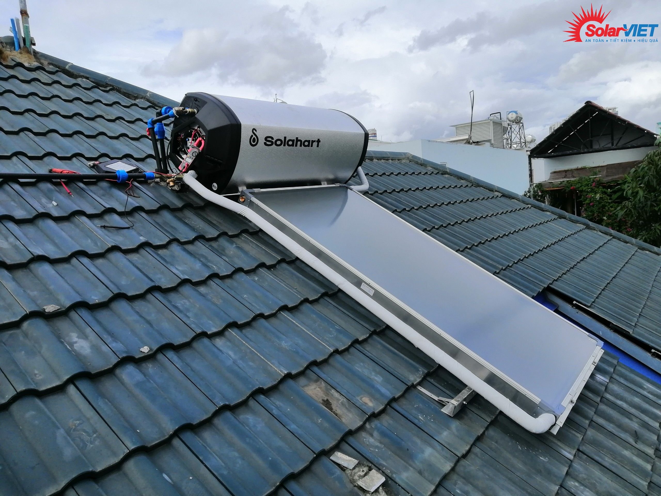 máy nước nóng Solahart 180L lắp mái ngói