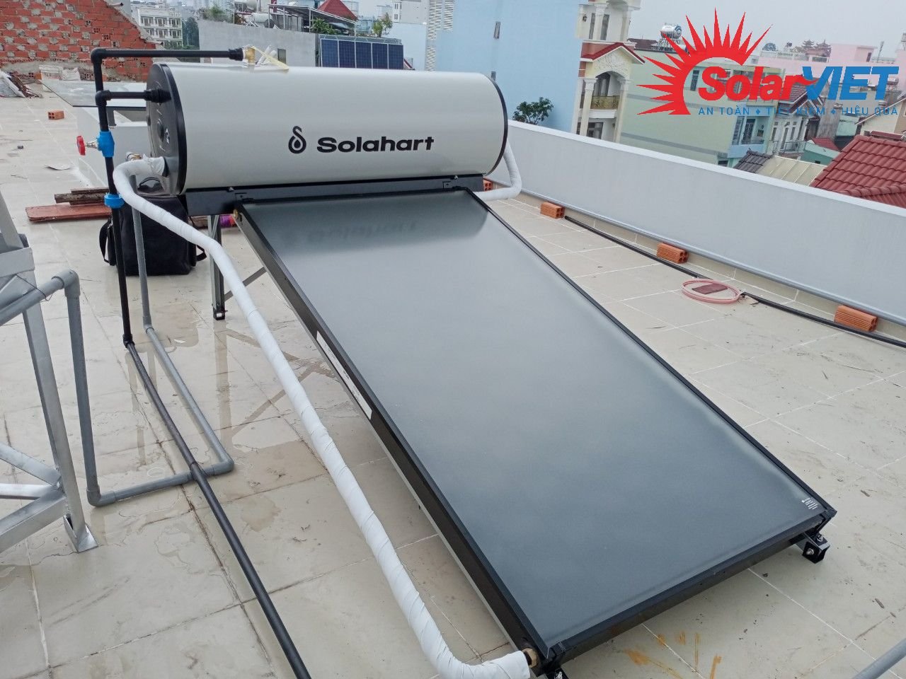 Solahart Sunheat 150L lắp trên mái bằng