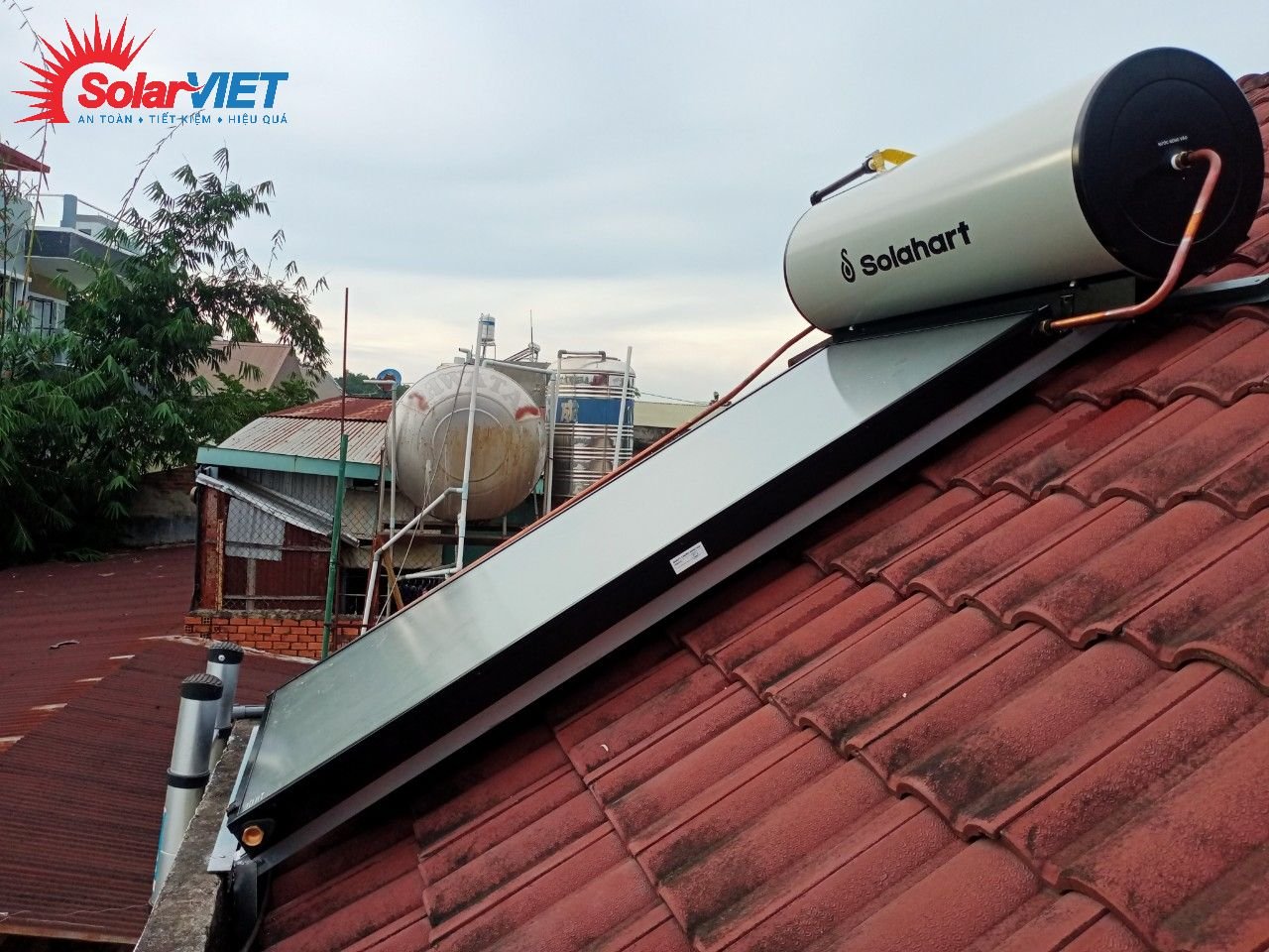 Máy năng lượng Solahart Sunheat 150L lắp mái ngói